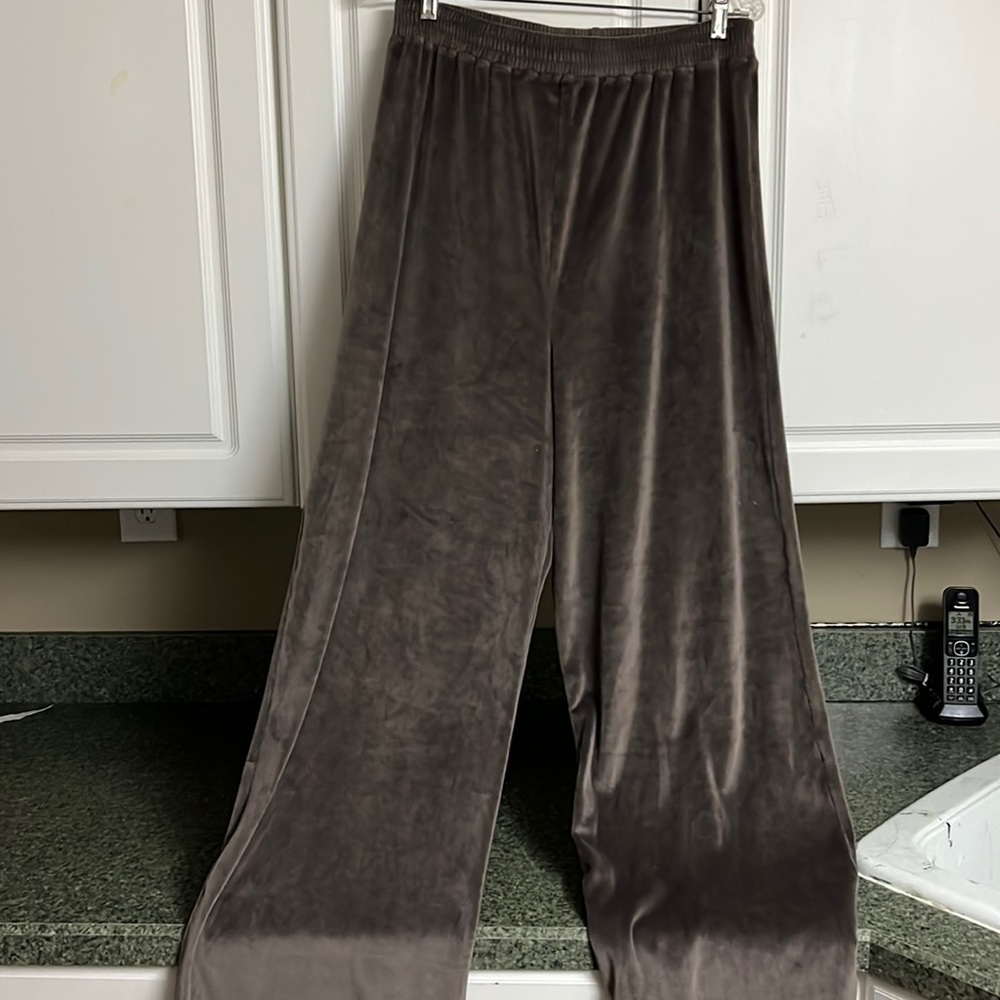Skims wide leg velour pants.
Size: M
Color: smoky taupe.